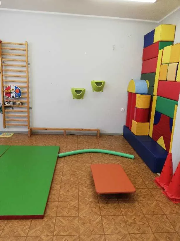 Drabinki i klocki rehabilitacyjne w sali terapii SI – Centrum Terapii Gniezno