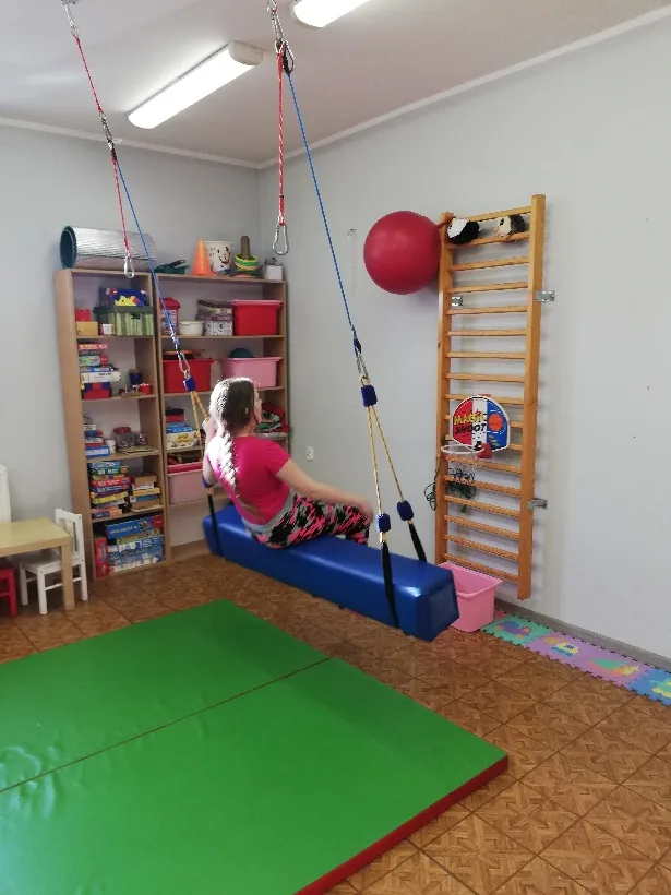 Huśtawka terapeutyczna w sali integracji sensorycznej – Centrum Terapii Gniezno